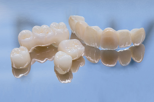 Protezy zębowe na stoliku w gabinecie dr Hercka