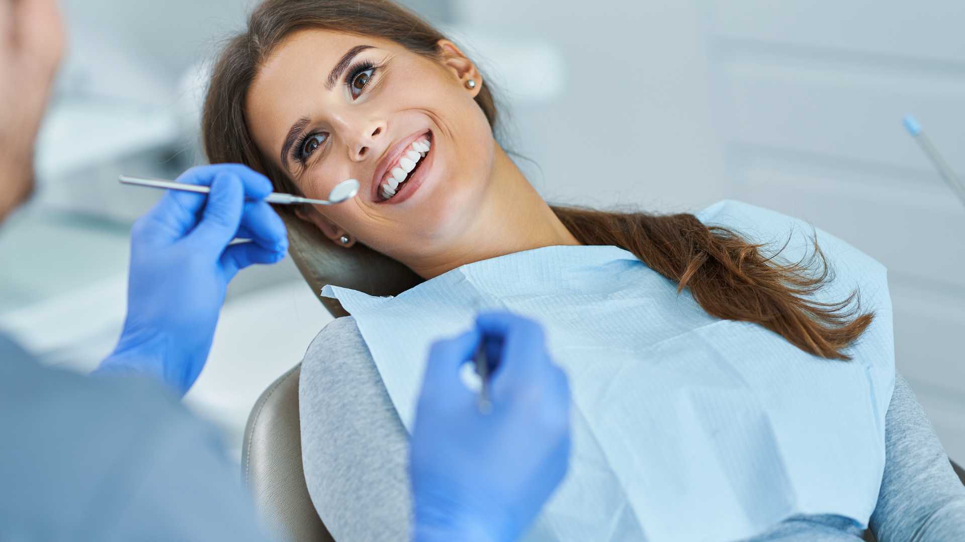 Szczęśliwa Pacjentka po zabiegu wybielania zębów Dr hercka 