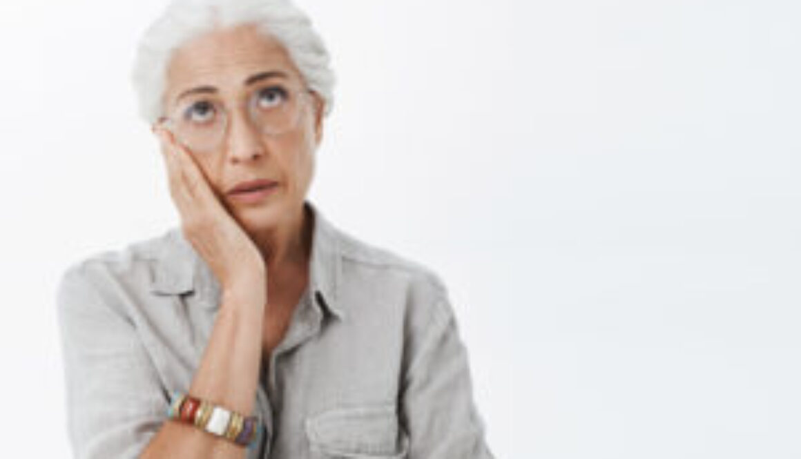 Parodontoza objawy i przyczyny. Starsza kobieta Objawy parodontozy starsza kobieta