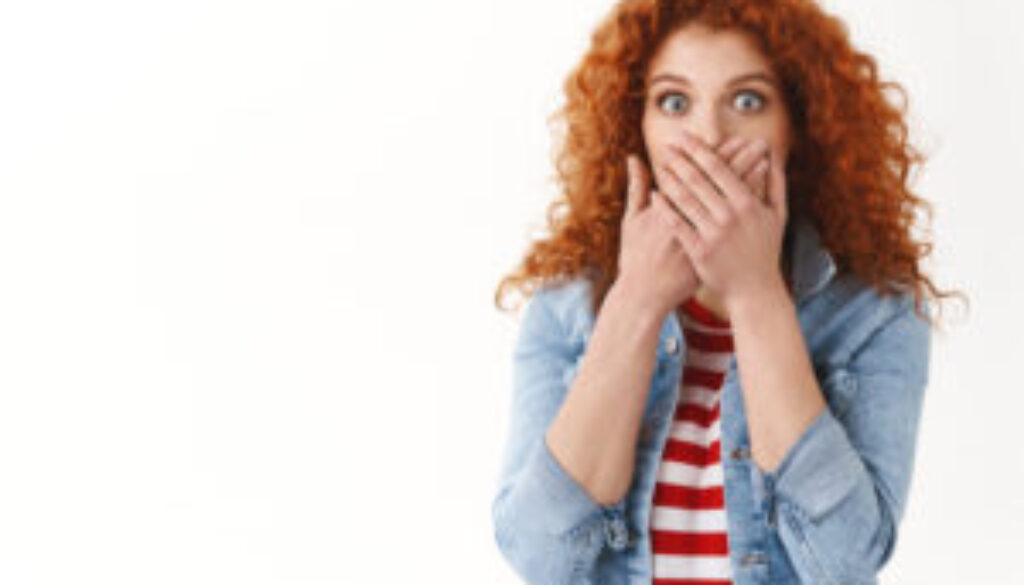 Dziewczyna w lekkim szoku przez halitoze nieprzyjemny zapach z ust- halitoz