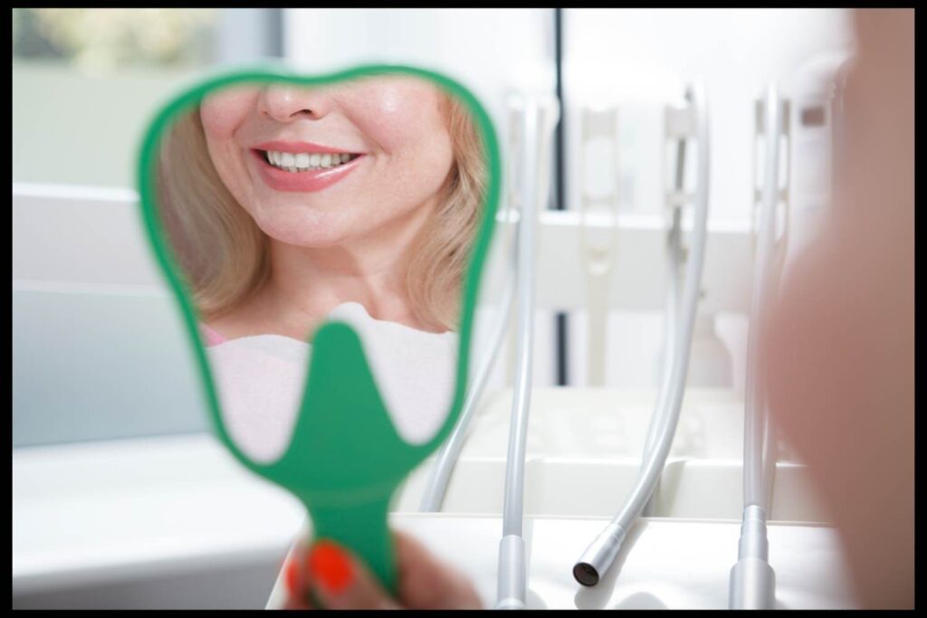 Uśmiechnięta kobieta u dentystki