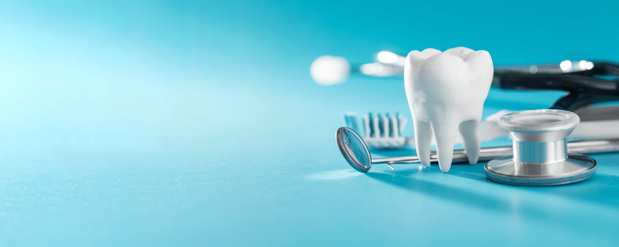 Dentysta pokazuje przebieg leczenia kanałowego u dr Herckiej 