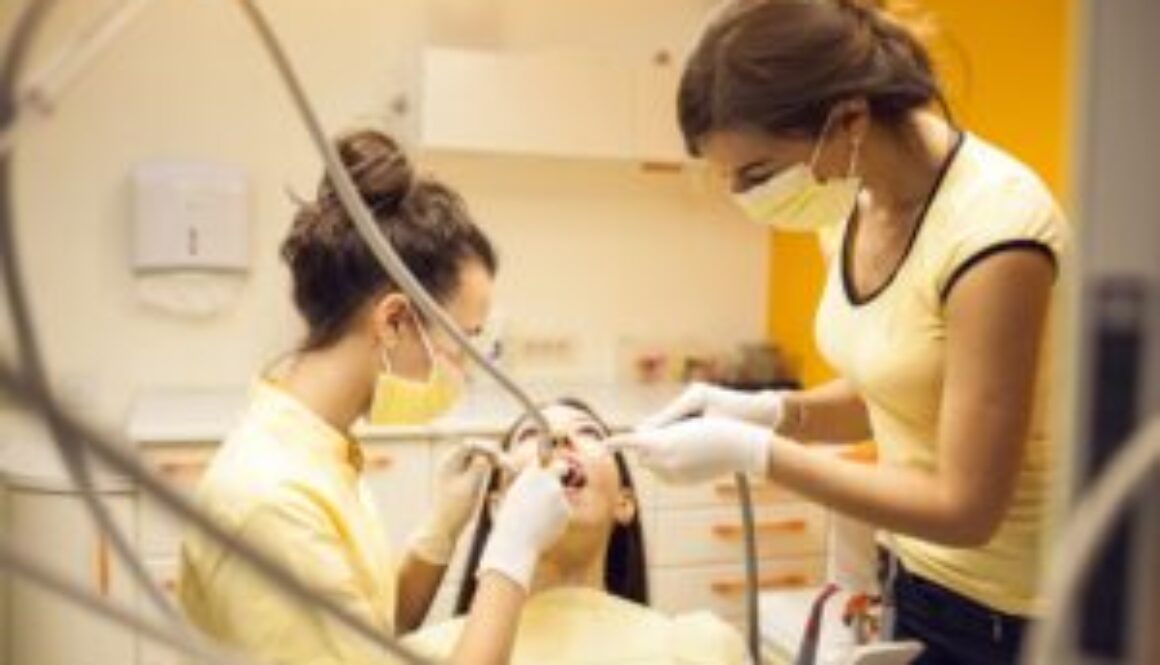 assistant-caries-canal-chair-care-min assistant-caries-canal-chair-care-min