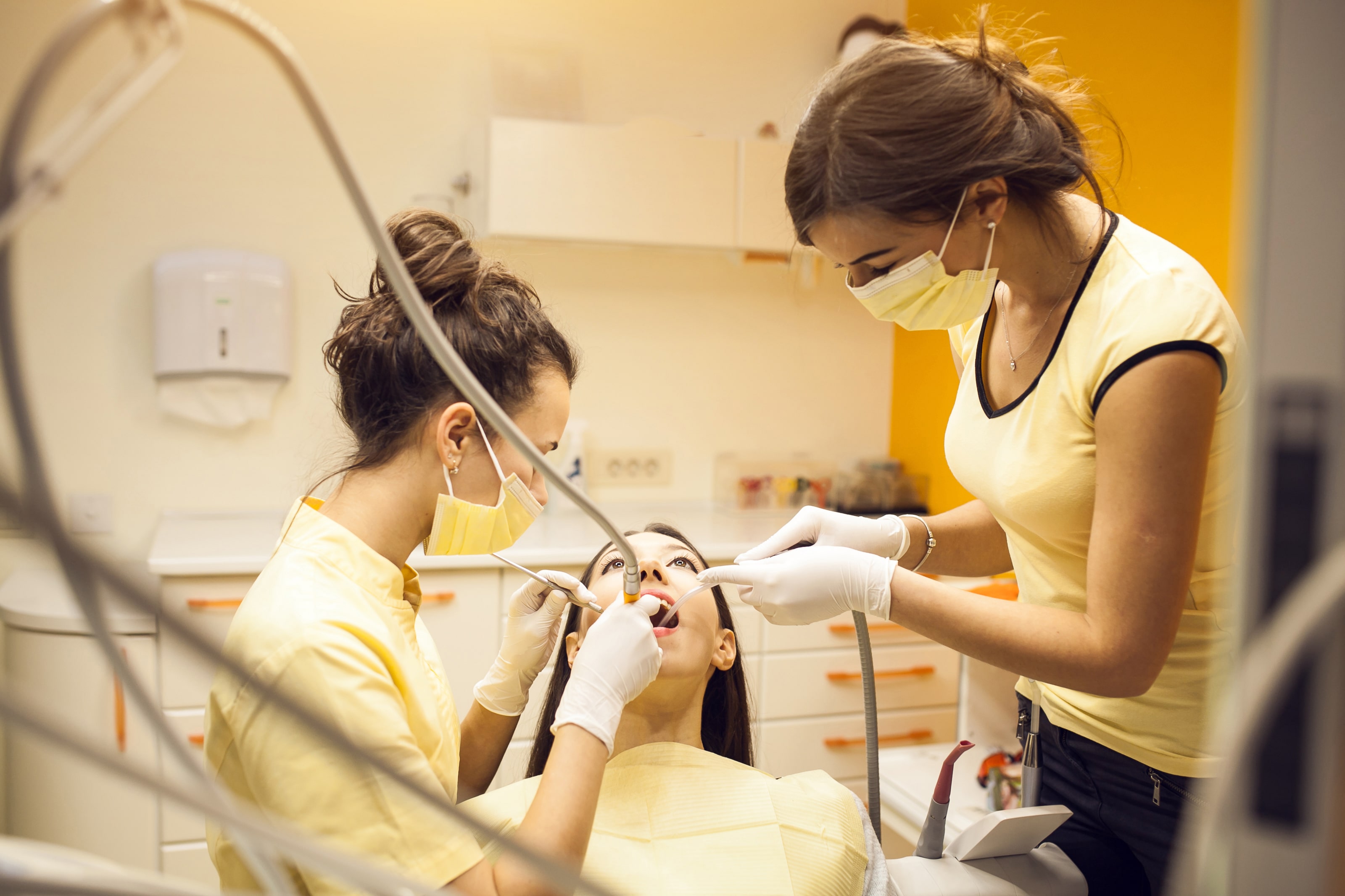 assistant-caries-canal-chair-care-min